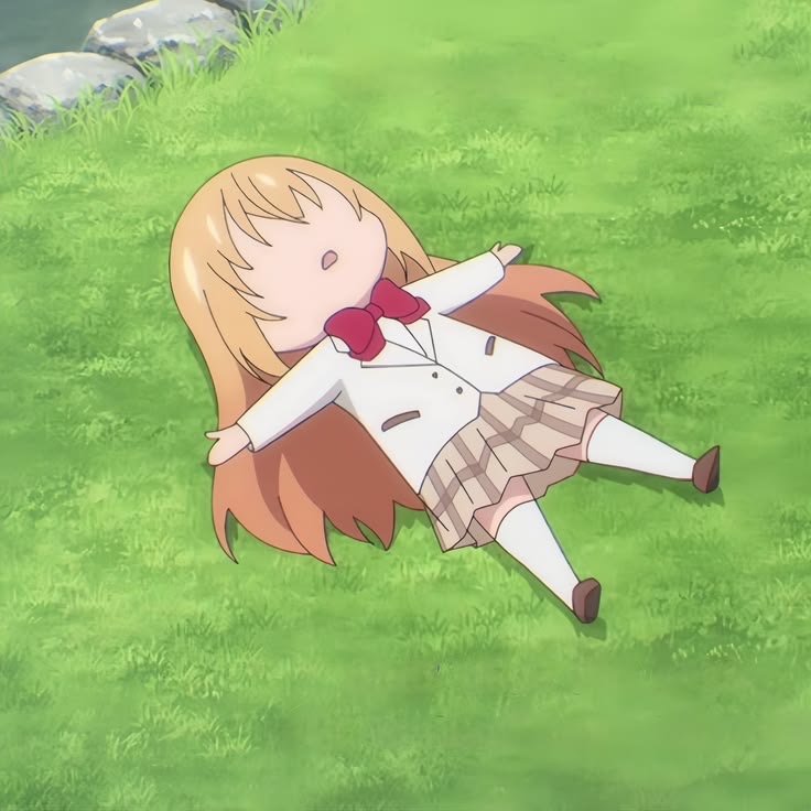 Nhân vật anime nằm thư giãn trên thảm cỏ xanh